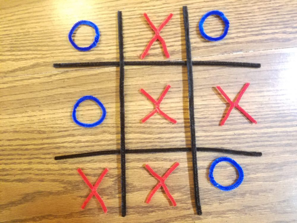 DIY Pipe Cleaner Tic Tac Toe - Make and Takes